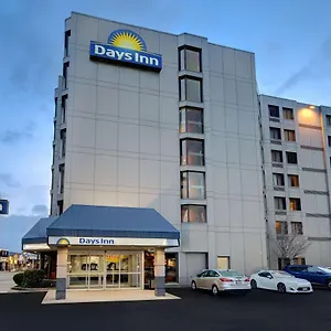 Days By Wyndham Near The Falls Hotel