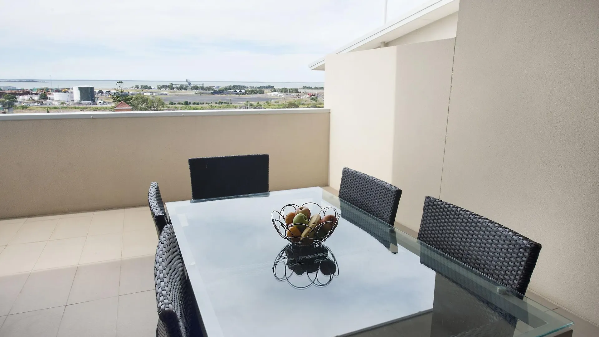 Gladstone City Central Apartment Hotel Official 4*,