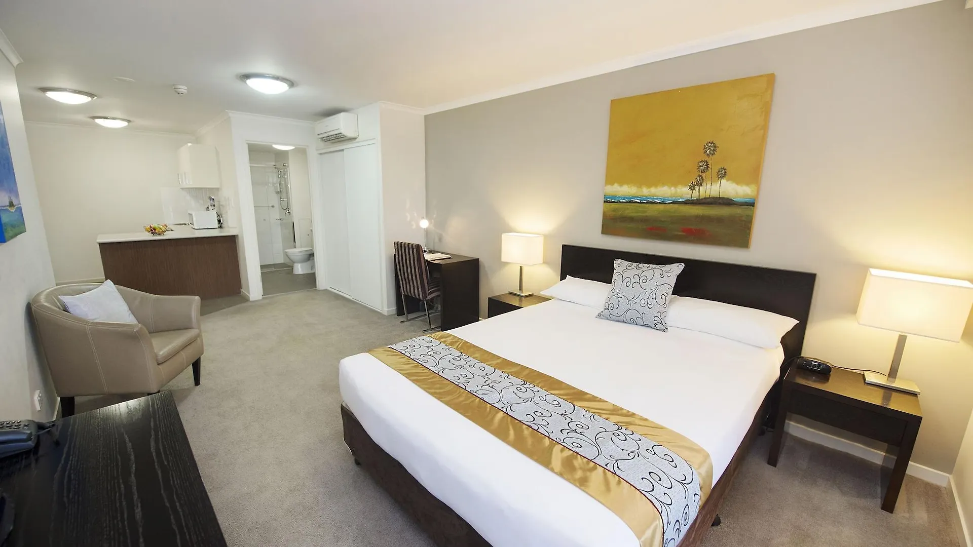 Gladstone City Central Apartment Hotel Official 4*,